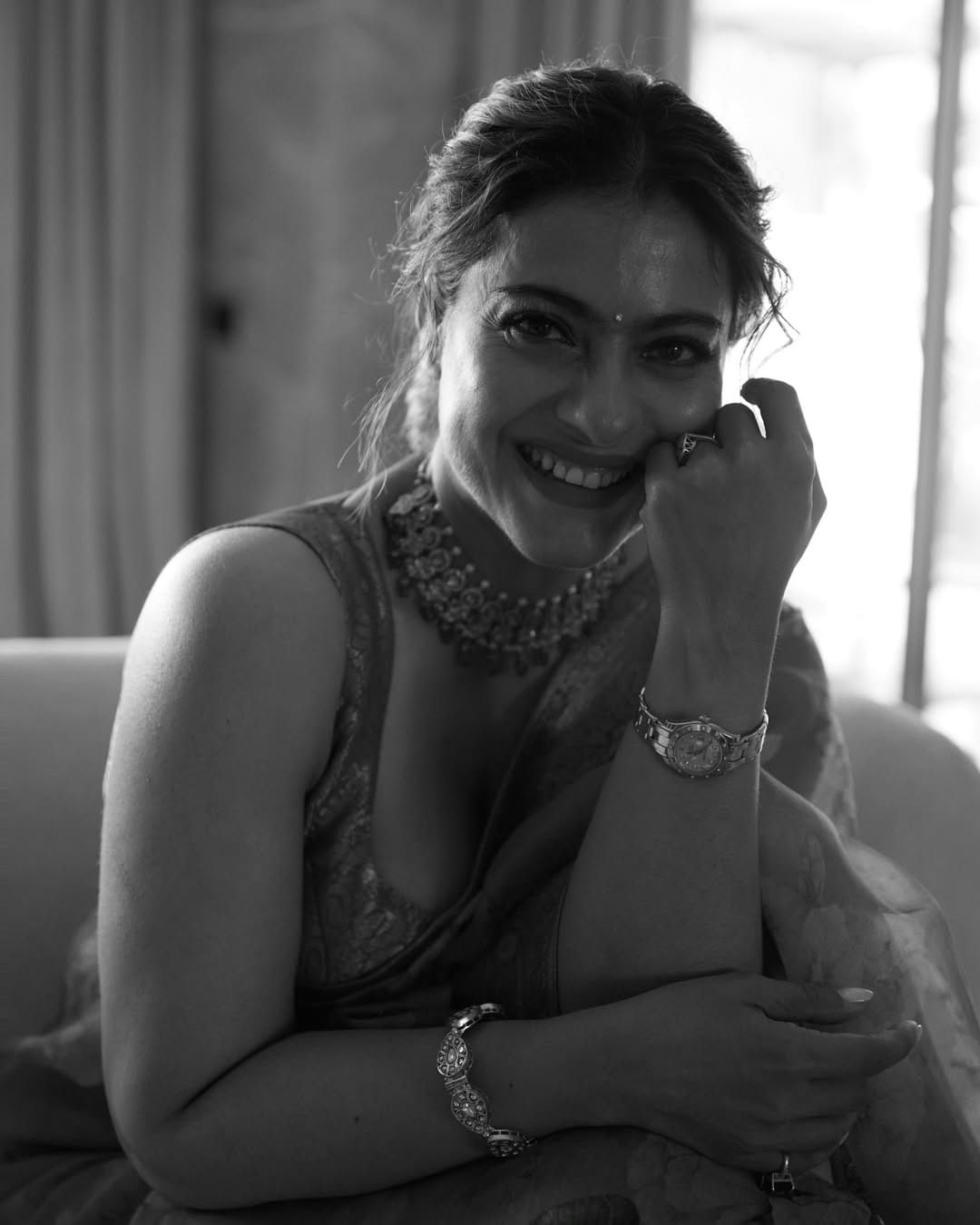 वयाच्या 50 व्या वर्षी देखील अभिनेत्रीचा बोल्डनेस कमी झालेला नाही. अभिनेत्री कायम चाहत्यांना फॅशन गोल्स देत असते. 