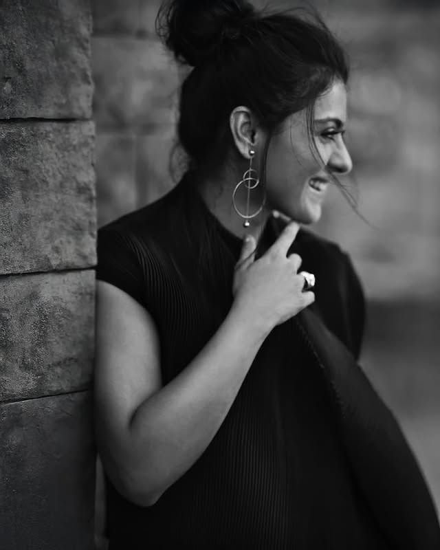 आजही चाहत्यांमध्ये काजोलची क्रेझ आहे. अभिनेत्रीचे फोटो आजही सोशल मीडियावर व्हायरल होत असतात. चाहत्यांना देखील अभिनेत्रीचे फोटो प्रचंड आवडले आहे. सध्या सर्वत्र काजोल हिच्या फोटोंची चर्चा रंगली आहे.