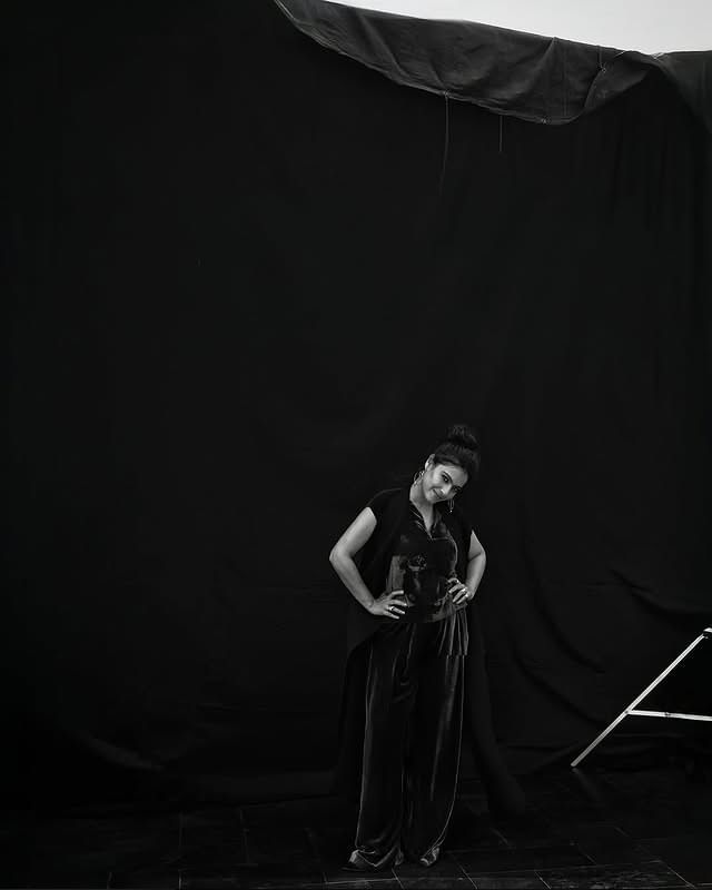 सिनेमाची चर्चा सुरु असताना काजोलचे काही फोटो सोशल मीडियावर व्हायरल होत आहेत. खुद्द काजोल हिने काळ्या ड्रेसमध्ये काही फोटो पोस्ट केले आहेत.