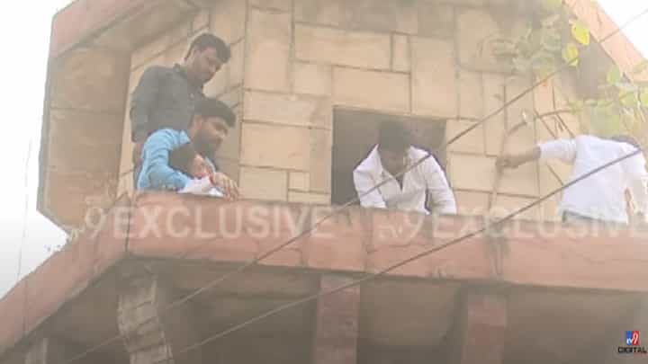 वाल्मिक कराड समर्थक परळीत आक्रमक, टॉवरवर चढून आंदोलन; एकाला भोवळ अन्.. वाल्मिक कराड समर्थक परळीत आक्रमक, टॉवरवर चढून आंदोलन; एकाला भोवळ अन्..