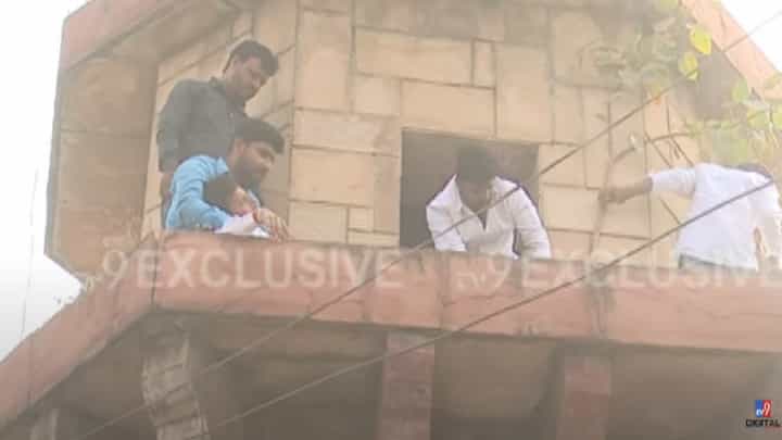वाल्मिक कराड समर्थक परळीत आक्रमक, टॉवरवर चढून आंदोलन; एकाला भोवळ अन्.. वाल्मिक कराड समर्थक परळीत आक्रमक, टॉवरवर चढून आंदोलन; एकाला भोवळ अन्..