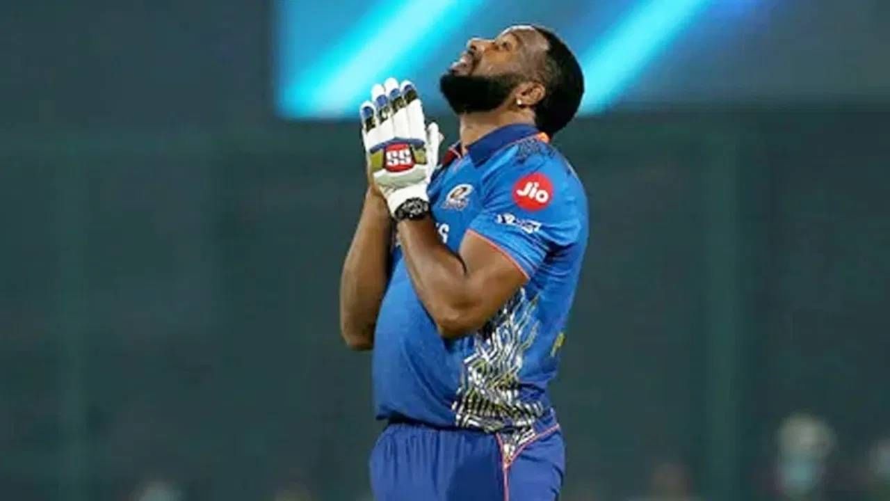 किरॉन पोलार्डने टी20 क्रिकेटमध्ये 3 षटकारांसह 900 हून अधिक षटकार मारण्याचा विक्रम केला आहे. अशी कामगिरी करणारा जगातील दुसरा फलंदाज ठरला आहे. टी20 क्रिकेटमध्ये सर्वाधिक षटकार मारण्याचा विक्रम ख्रिस गेलच्या नावावर आहे. 