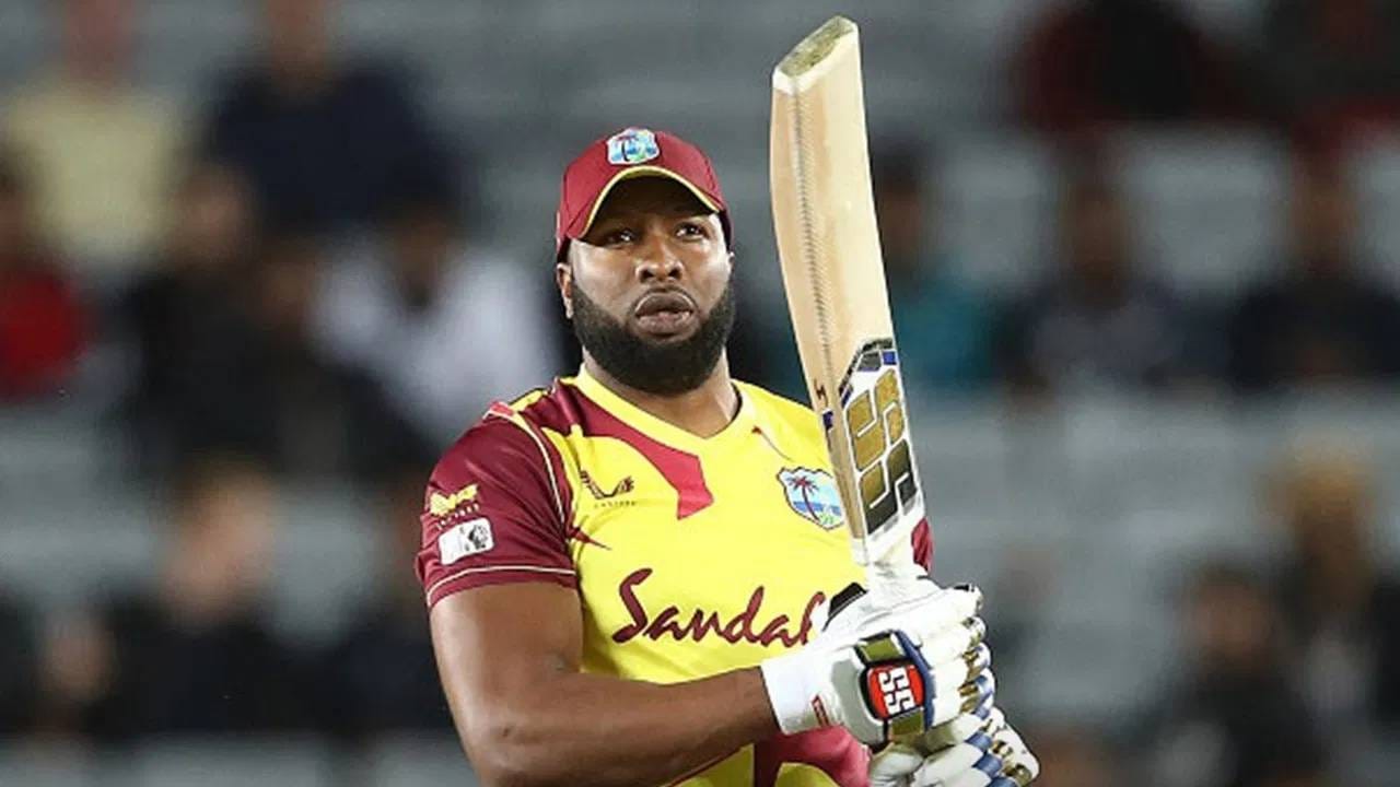 वेस्ट इंडिजचा वेगवान गोलंदाज किरॉन पोलार्ड दुसऱ्या स्थानावर आहे. टी20 क्रिकेटमध्ये 690 सामने खेळलेल्या पोलार्डने 614 डावांमध्ये 8930 चेंडूंचा सामना केला आणि एकूण 901 षटकार ठोकले. यासह टी20 क्रिकेटमध्ये 900+ षटकार मारणारा जगातील दुसरा फलंदाज ठरला आहे.