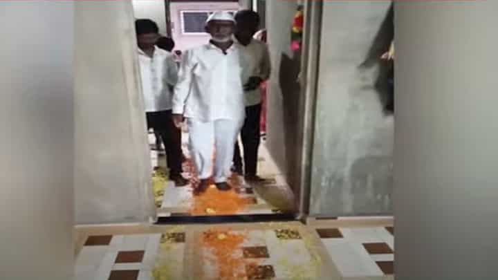 देव तारी त्याला कोण मारी, अंत्यविधीची तयारी सुरू अन् 'तो' जिवंत झाला; कुठं घडली सिनेमात शोभेल अशी घटना? देव तारी त्याला कोण मारी, अंत्यविधीची तयारी सुरू अन् 'तो' जिवंत झाला; कुठं घडली सिनेमात शोभेल अशी घटना?