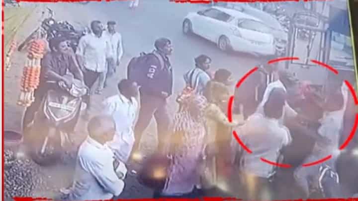 MSRTC : एसटी महामंडळात फ्री स्टाइल हाणामारी, दोन कंडक्टर आले आमने-सामने, कारण ऐकाल तर काय.... MSRTC : एसटी महामंडळात फ्री स्टाइल हाणामारी, दोन कंडक्टर आले आमने-सामने, कारण ऐकाल तर काय....