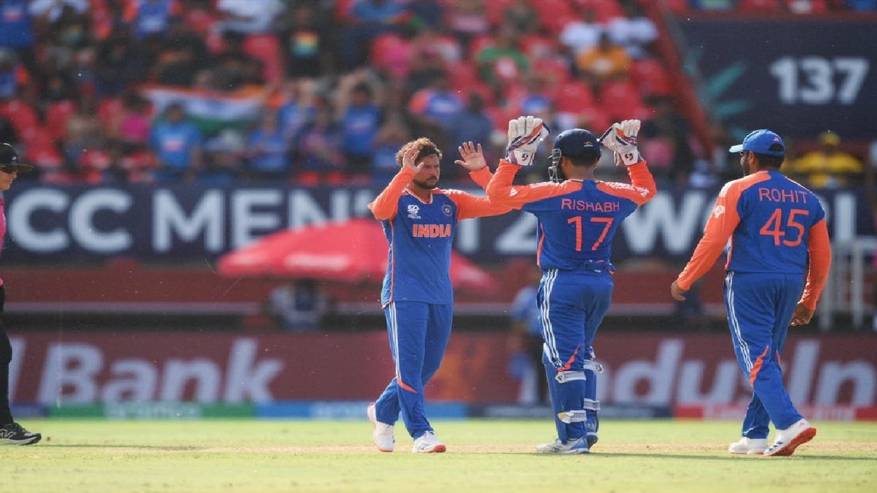 कुलदीप यादववर फिरकी गोलंदाजाची मदार असणार आहे. त्याच्या सोबतीला अक्षर पटेल आणि वॉशिंग्टन सुंदर असतील. मात्र कुलदीपकडून फिरकी गोलंदाज म्हणून अधिकची अपेक्षा असणार आहे. (Photo Credit : Kuldeep Yadav X Account) 