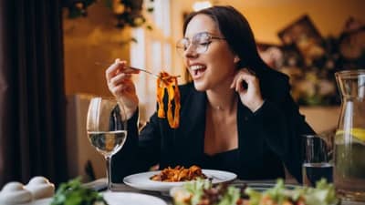 दिवसातून किती वेळा नाश्ता आणि जेवण करणे गरजेचे? जाणून घ्या तज्ञांचे मत