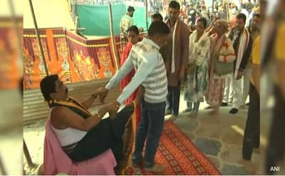 टच करून उपचार करतो...महाकुंभमध्ये अवतरला डॉक्टर बाबा; म्हणाला, माझ्यावर रिसर्च करा