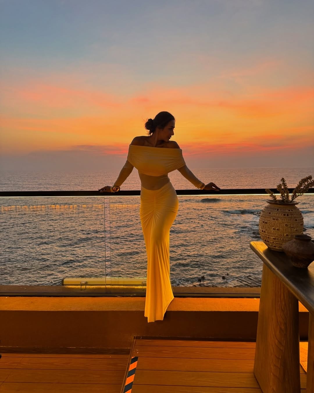 सध्या सर्वत्र अभिनेत्रींच्या फोटोंची चर्चा रंगली आहे. मलायका कायम चाहत्यांना फॅशन गोल्स देत असते. चाहते देखील अभिनेत्रीचा फॅशन सेन्स फॉलो करत असतात.