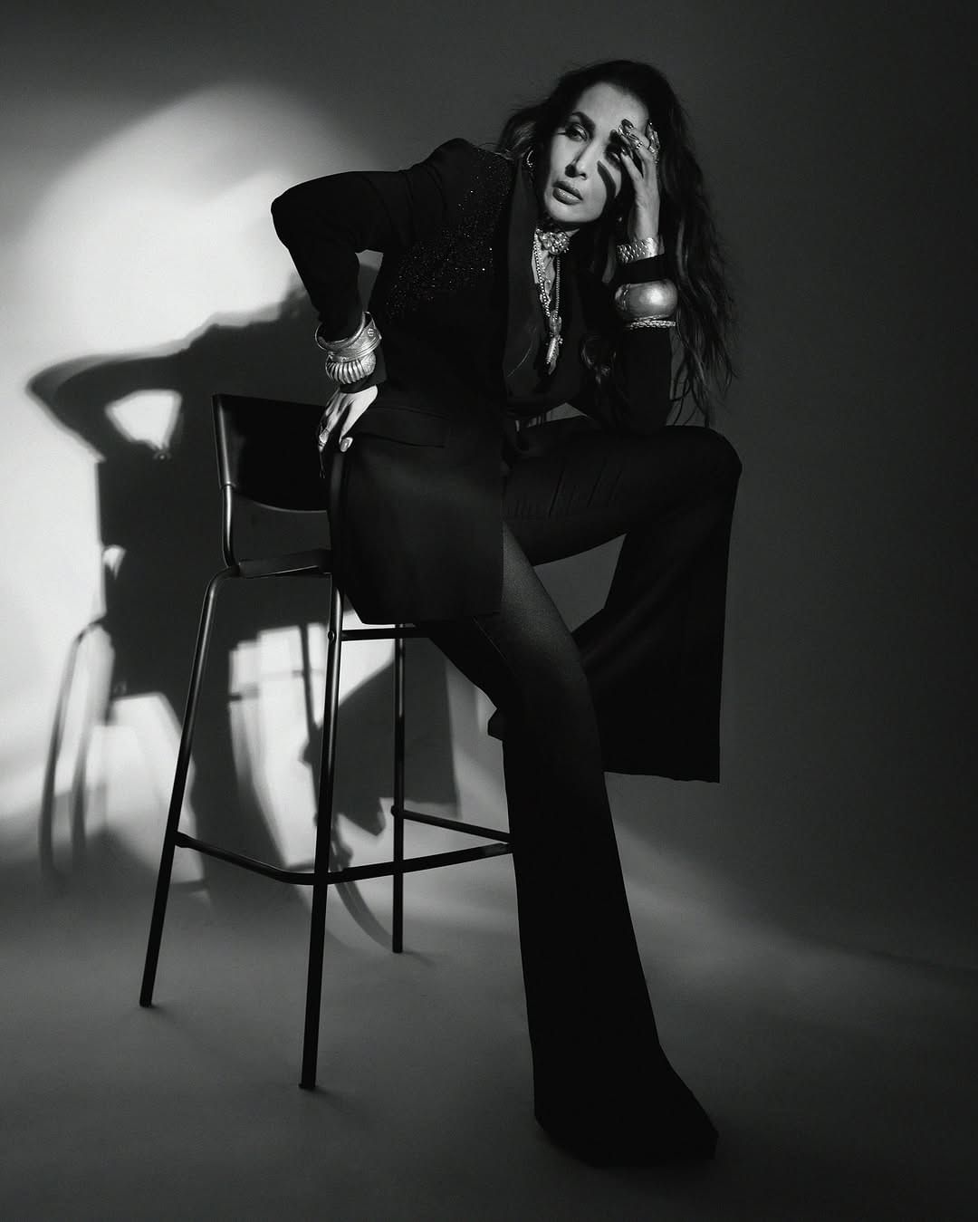 अभिनेत्री मलायका अरोरा हिने काळ्या ड्रेसमध्ये काही फोटो पोस्ट केले आहे. चाहत्यांना देखील अभिनेत्रीचा लूक आवडला आहे. 