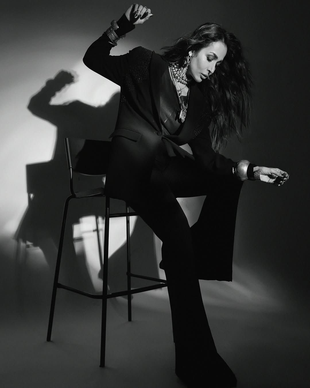 मलायका अरोरा हिचा हा लूक तिच्या चाहत्यांना आवडला असून या फोटोवर लोक मोठ्या प्रमाणात कमेंट करताना दिसत आहेत.