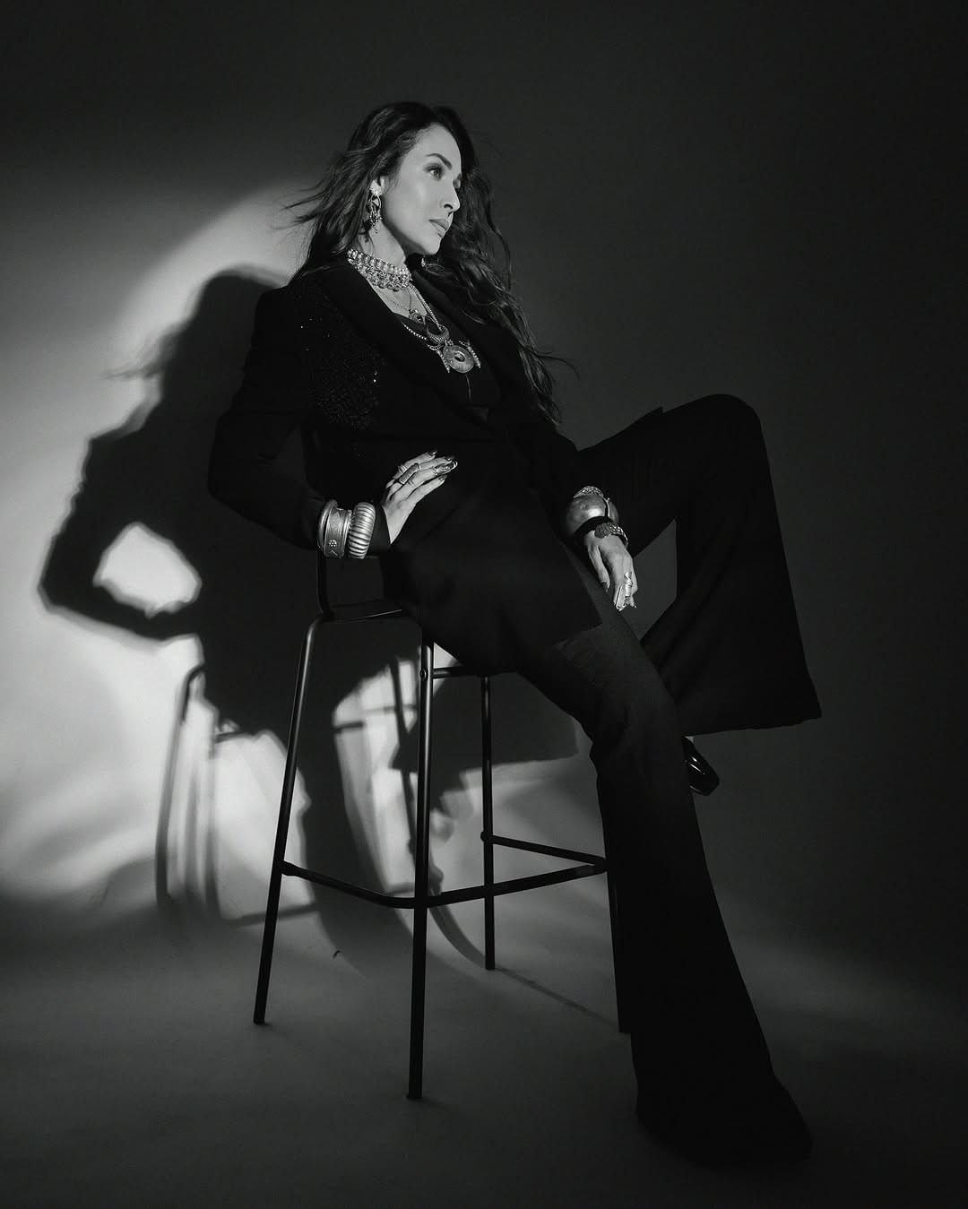 सध्या सर्वत्र मलायका हिचे काही फोटो तुफान व्हायरल होत आहे. चाहत्यंना देखील अभिनेत्रीचा लूक आवडलेला आहे. बॉसी लूकमध्ये मलायका सर्वांना फॅशन गोल्स देत आहे.