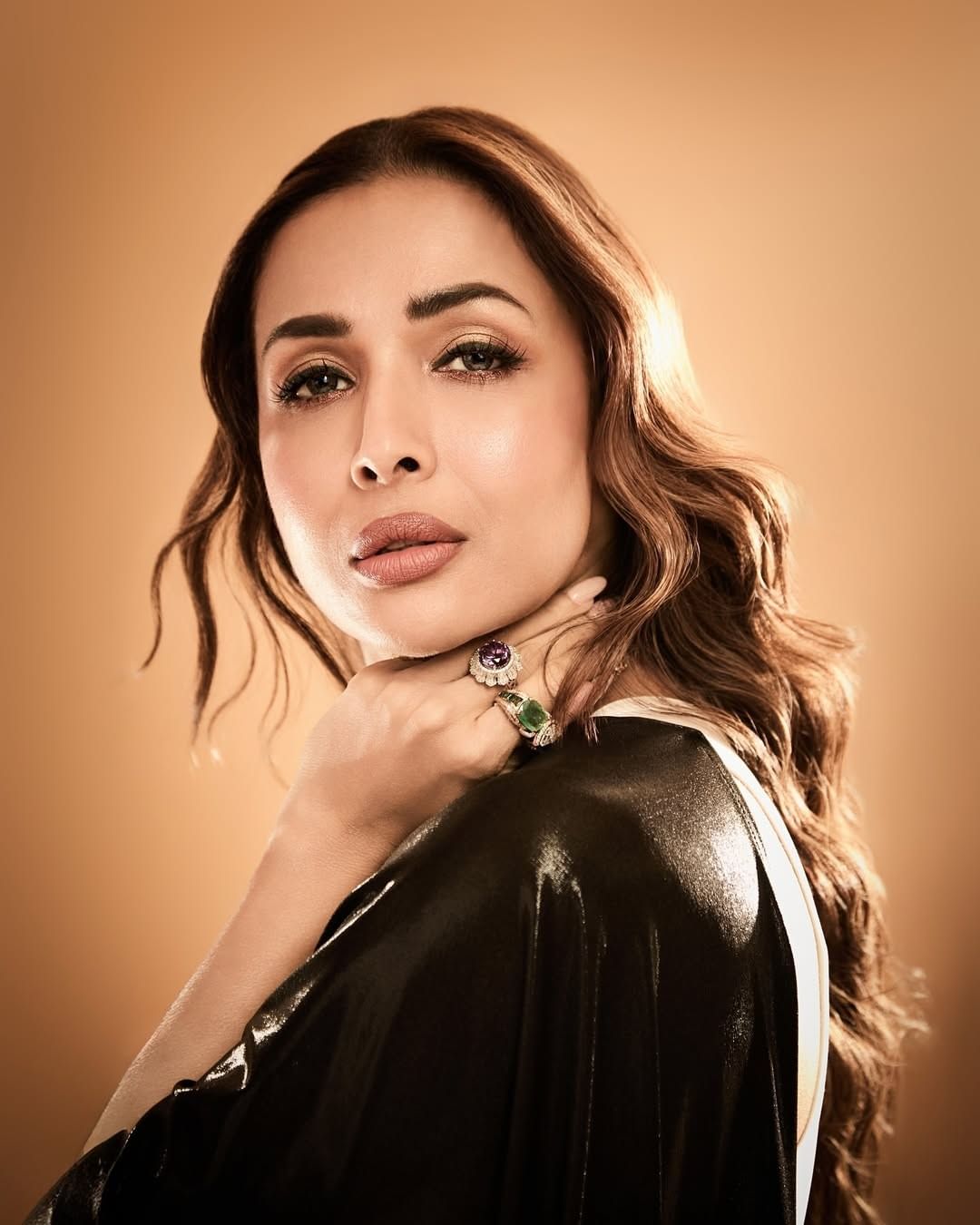 सोशल मीडियावर मलायकाचे फोटो तुफान व्हायरल होत आहे. वयाच्या 57 व्या वर्षी देखील मलायकाचा बोल्डनेस कमी झालेला नाही. 