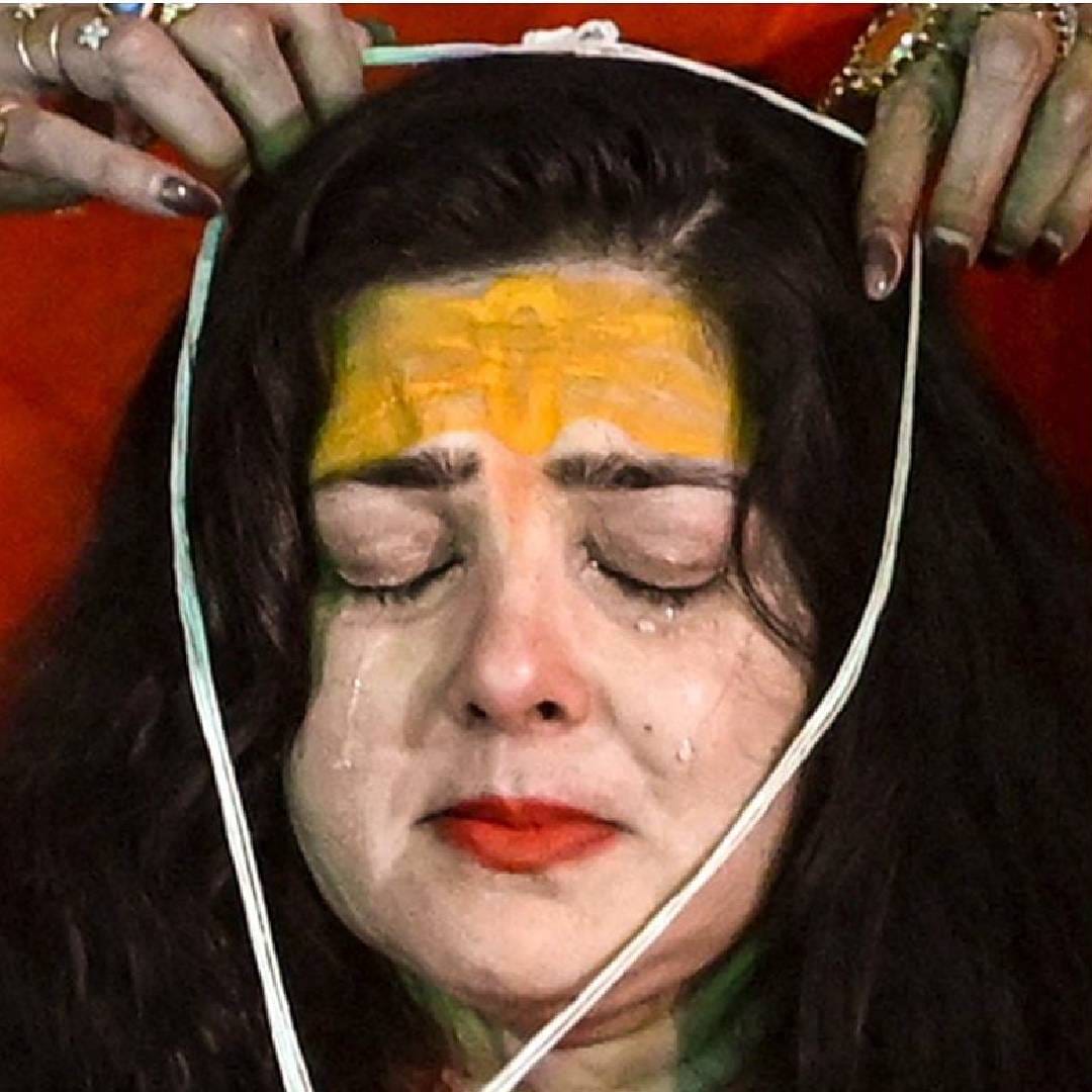 संन्यास घेण्यापूर्वी ममताने स्वत:चं पिंडदान केलं आणि त्यानंतर तिचा पट्टाभिषेक पार पडला. पट्टाभिषेक प्रक्रियेदरम्यान ममता कुलकर्णी भावूक झाल्याचं पहायला मिळालं. तिच्या डोळ्यातून अश्रू वाहू लागले होते. 
