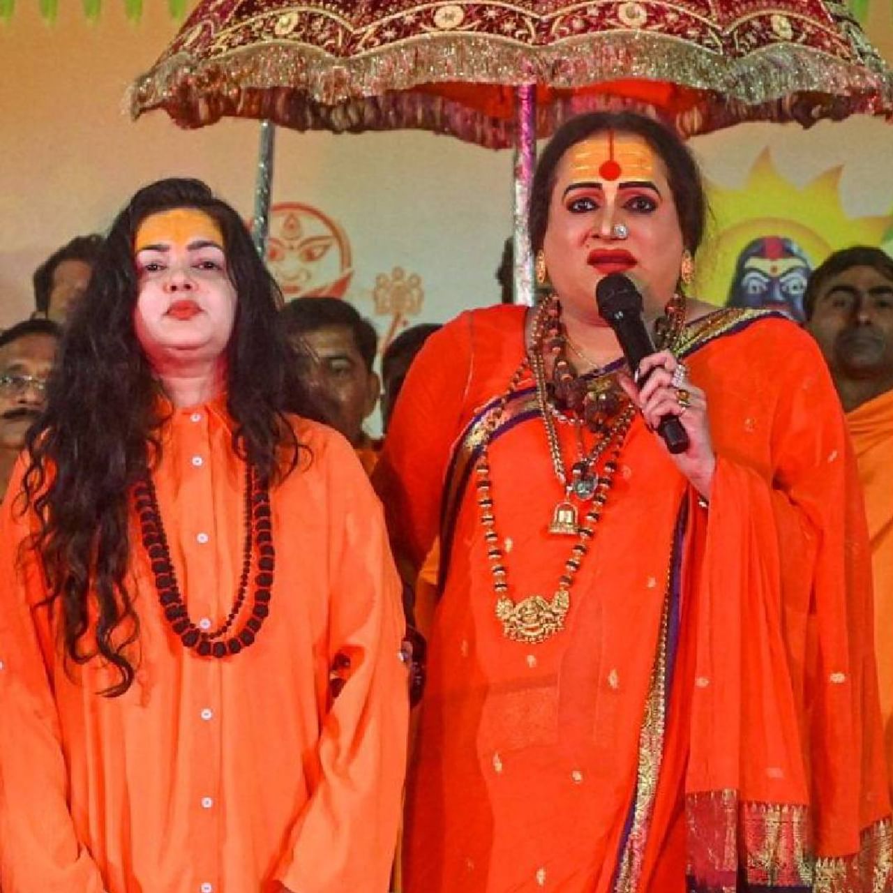 नव्वदच्या दशकातील बॉलिवूडमधील प्रसिद्ध अभिनेत्री ममता कुलकर्णी आता किन्नर अखाड्याची महामंडलेश्वर बनली आहे. प्रयागराजमध्ये सुरू असलेल्या महाकुंभमध्ये शुक्रवारी 24 जानेवारी रोजी तिने संन्यास घेतला. 
