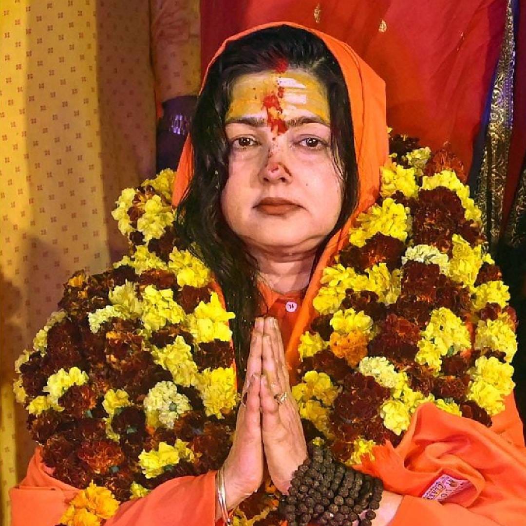 बॉलिवूडचा एक काळ गाजवल्यानंतर ममता अचानक इंडस्ट्रीपासून दूर गेली. त्यानंतर ती अध्यात्माकडे वळल्याचं समजतंय. गेल्या काही वर्षांपासून ती परदेशात राहत होती. 25 वर्षांनंतर ती भारतात परतली.  
