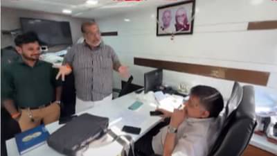 ‘तुम्ही हिंदीत बोला…’, कामासाठी मराठी मुलं नकारली, कंपनीच्या मालकाला ठाकरे गटाच्या नेत्यानं विचारला जाब