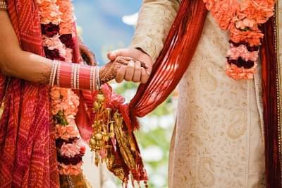 कपलने छापली अशी लग्नपत्रिका, ते चार शब्द वाचून पाहुण्यांना फुटला घाम