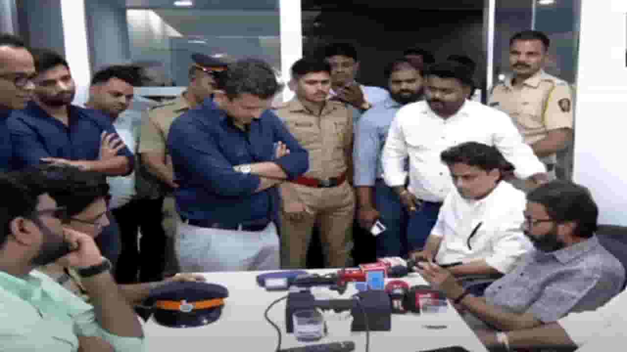 Amey khopkar Video : मराठी समालोचनावरुन हॉटस्टारच्या कार्यालयात धडकले मनसेचे नेते, नेमकं काय घडलं बघा व्हिडीओ Amey khopkar Video : मराठी समालोचनावरुन हॉटस्टारच्या कार्यालयात धडकले मनसेचे नेते, नेमकं काय घडलं बघा व्हिडीओ