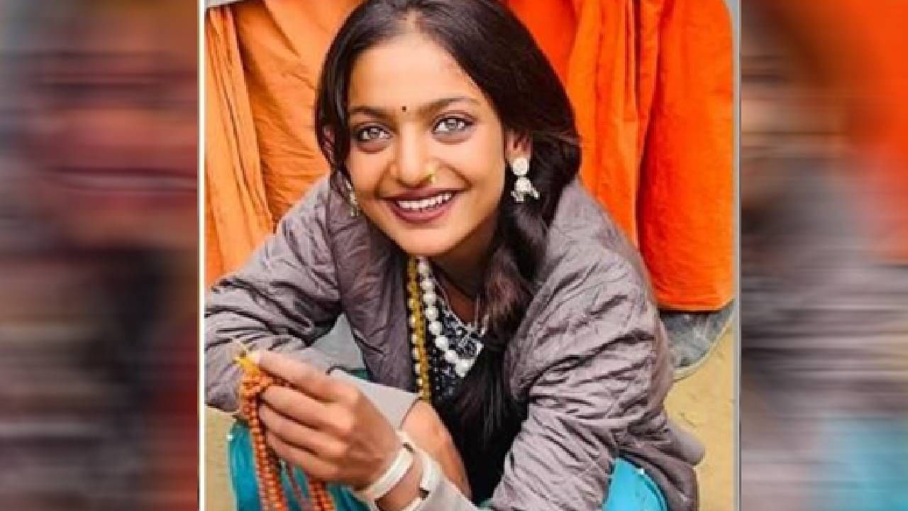 मोनालिसाच्या वाढत्या लोकप्रियतेमुळे ती महाकुंभमध्ये स्टार बनली आहे. मात्र, आता ती गर्दीला कंटाळली आहे. महाकुंभात तिला पाहण्यासाठी लोक जमतात तेव्हा लोकांच्या नजरेपासून लपण्यासाठी मोनालिसाला चादर आणि शाल पांघरावी लागते. 