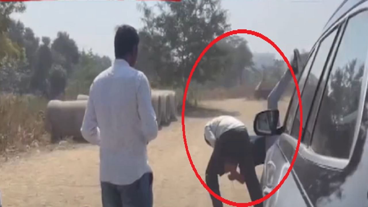 उचलून आदळलं, बेदम मारलं... राष्ट्रवादीच्या नगरसेवकाकडून जेष्ठ नागरिकाला बेदम मारहाण, व्हायरल व्हिडीओ; अजित दादा म्हणाले... उचलून आदळलं, बेदम मारलं... राष्ट्रवादीच्या नगरसेवकाकडून जेष्ठ नागरिकाला बेदम मारहाण, व्हायरल व्हिडीओ; अजित दादा म्हणाले...