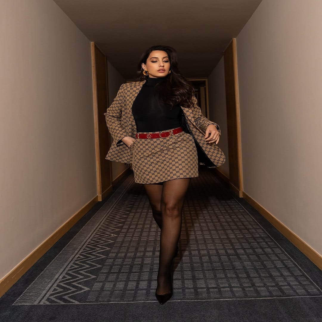 अभिनेत्री नोरा फतेही कायम कोणत्या न कोणत्या कारणामुळे चर्चेत असते. आता देखील नोरा हिने काही फोटो इन्स्टाग्रामवर पोस्ट केले आहेत. फोटोंमध्ये अभिनेत्री प्रचंड बोल्ड दिसत आहे.