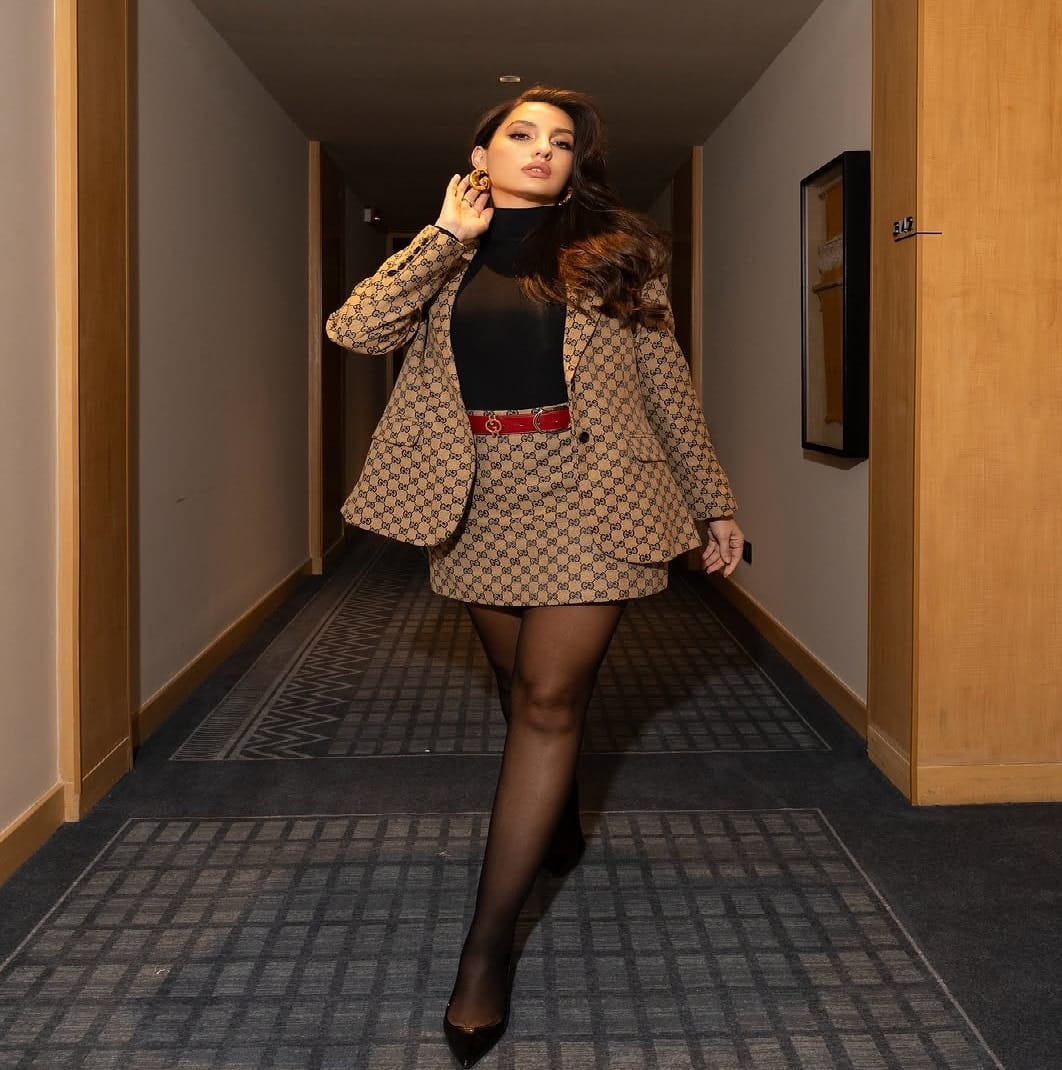 क्लासी लूकमध्ये नोराने फोटो पोस्ट केले आहेत. चाहत्यांना देखील अभिनेत्रीचा लूक आवडलेला आहे. सध्या नोराचे फोटो सोशल मीडियावर तुफान व्हायरल होत आहेत.