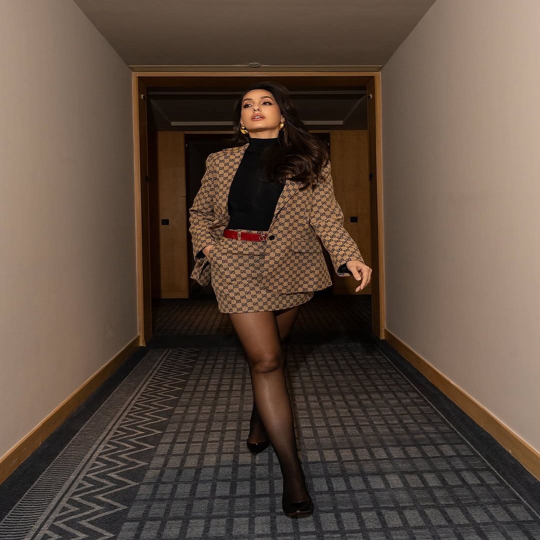 अभिनेत्री नोरा फतेही हिने बॉलिवूड आणि चाहत्यांच्या मनावर राज्य केलं आहे. अभिनेत्री तिच्या सिनेमांमुळे नाहीतर, डान्स आणि लूकमुळे चर्चेत असते.