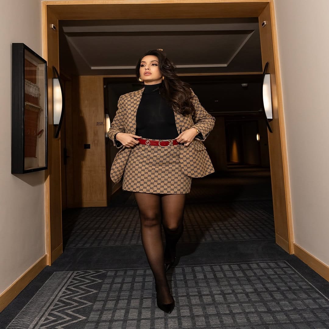 नोरा सोशल मीडियावर कायम सक्रिय असते. सोशल मीडियावर तिच्या चाहत्यांची संख्या देखील फार मोठी आहे. चाहत्यांच्या संपर्कात राहण्यासाठी अभिनेत्री स्वतःचे फोटो सोशल मीडियावर पोस्ट करत असते.