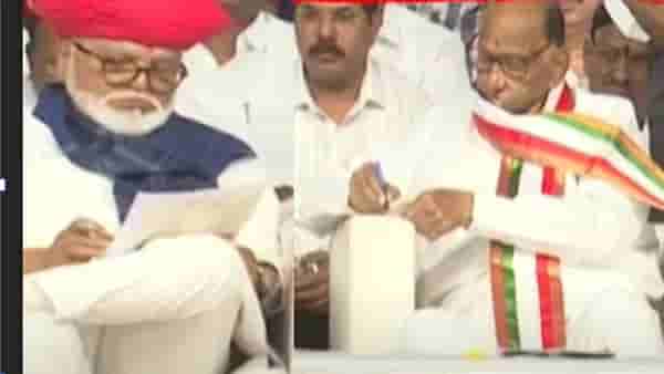 Chhagan Bhujbal : शरद पवार यांनी दिलेल्या चिठ्ठीत काय लिहिलं?; छगन भुजबळ म्हणाले, परदे में रहने दो...