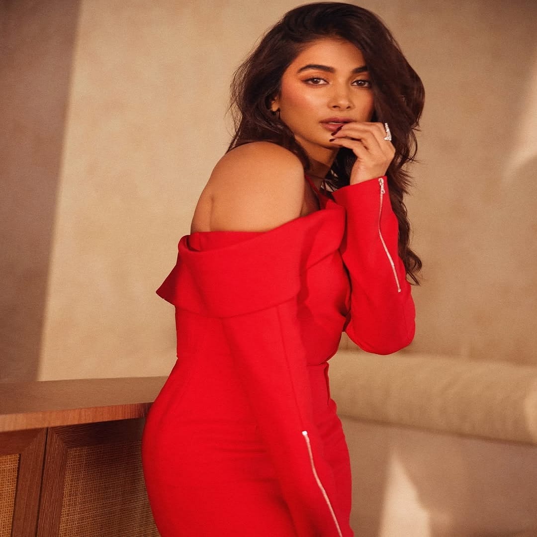 ‘किसी का भाई किसी की जान’ सिनेमाच्या माध्यमातून प्रेक्षकांच्या भेटीस आलेल्या अभिनेत्री पूजा हेगडे (Pooja Hegde) हिच्या चाहत्यांच्या संख्येत मोठी वाढ झाली आहे.