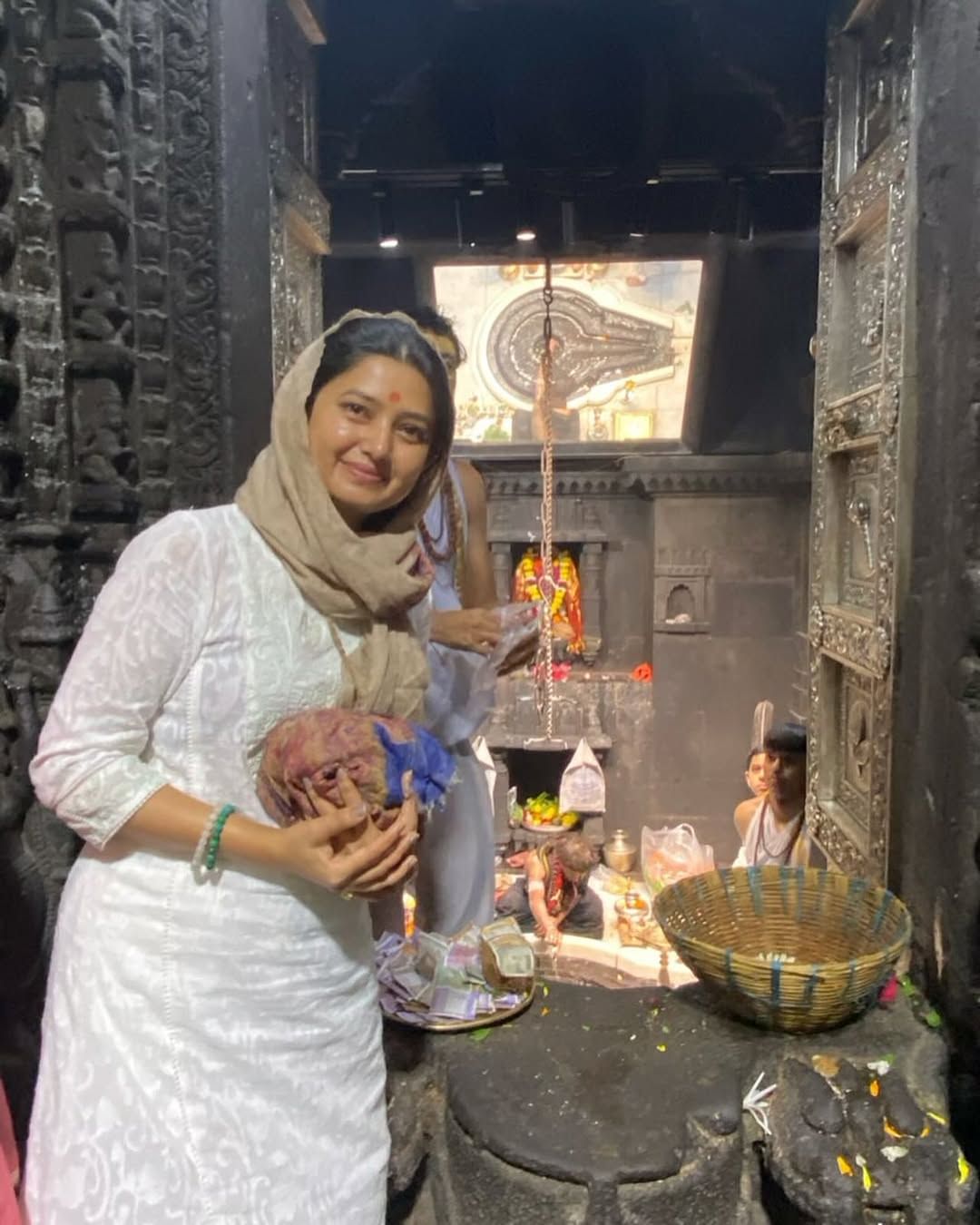 गेल्या वर्षी श्रावण महिन्यापासून प्राजक्ताची यात्रा सुरू, परळीनंतर घेतलं नाशिकमधील त्र्यंबकेश्वरचं दर्शन