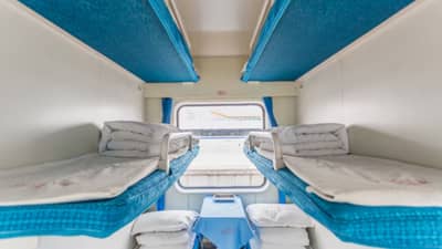 रेल्वेवर चोरांचा डल्ला, वर्षभरात 3 लाख टॉवेल, 18 हजार बेडशीट चोरीला; दंड किती? वाचा सविस्तर