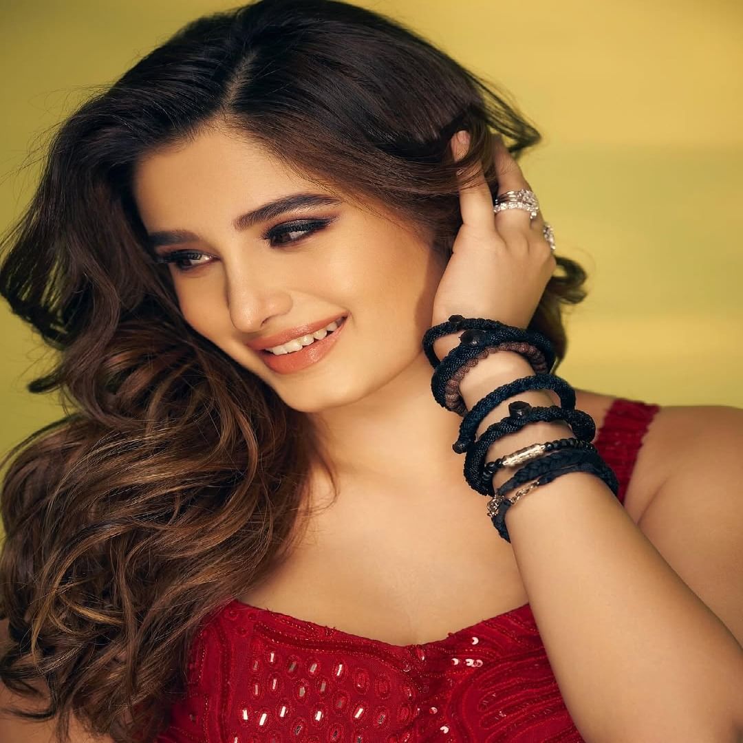 अभिनेत्री रवीना टंडन हिची लेक राशा थडानी हिने सोशल मीडियावर काही फोटो पोस्ट केले आहे. लाल ड्रेसमध्ये राशा हिने काही फोटो पोस्ट केले आहे. सध्या सर्वत्र फक्त आणि फक्त राशा हिची चर्चा रंगली आहे.