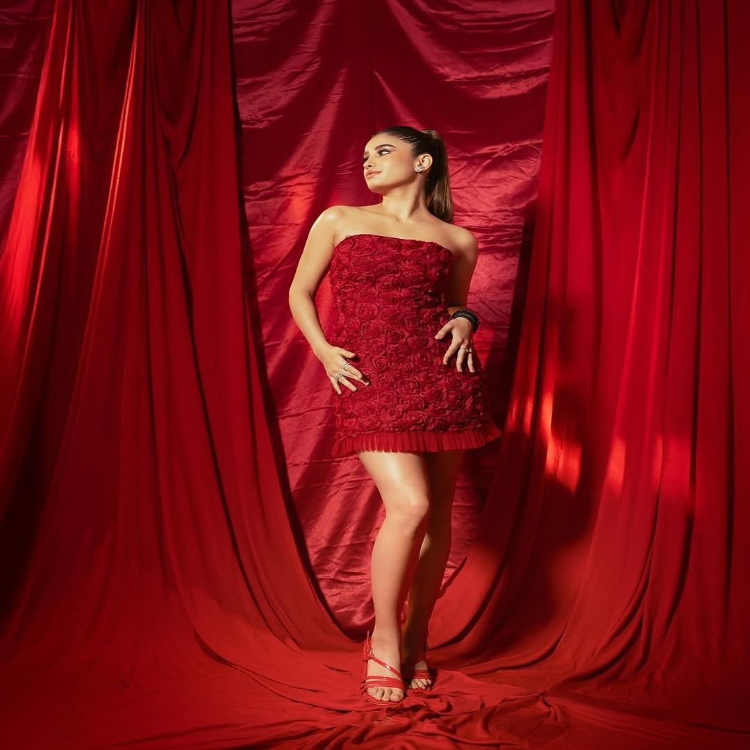 राशा थाडानी हिने वयाच्या 19 व्या वर्षी बॉलिवूडमध्ये पदार्पण केलं आहे. पहिल्याच सिनेमातून राशाने चाहत्यांच्या मनावर राज्य केलं आहे.