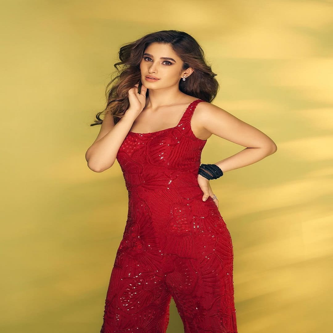 रवीना हिची लेक राशा थडानी गेल्या काही दिवसांपासून तिच्या पहिल्या सिनेमामुळे चर्चेत आहे. अखेर राशाचा पहिला सिनेमा प्रदर्शित झाला आणि हीट देखील होत आहे.