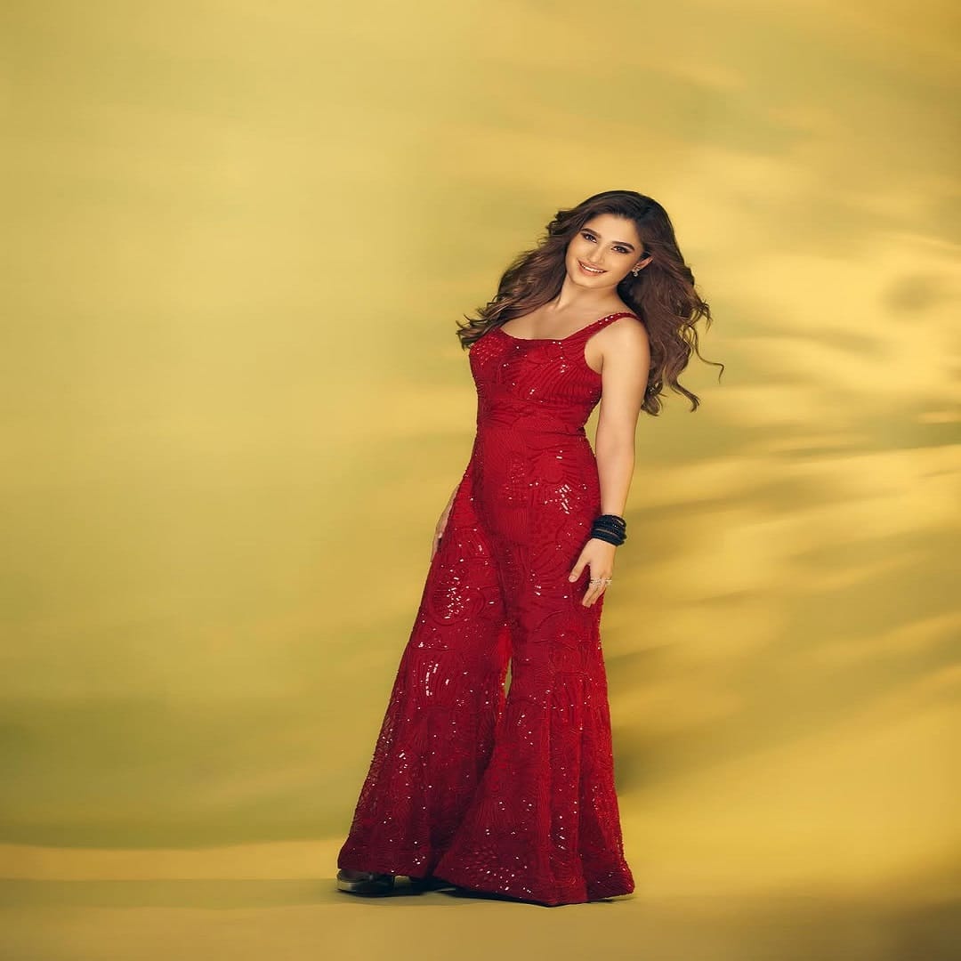 सौंदर्य, डान्स आणि अभिनयामुळे राशा कायम चर्चेत असते. बॉलिवूडमध्ये पदार्पण करण्यापूर्वी राशा सोशल मीडियावर कायम सक्रिय असायची.