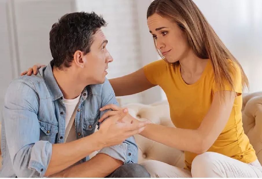 Relationship Tips: खरचं तिला तुम्ही आवडता का? ही लक्षणं सांगतील तिच्या मनातल्या गोष्टी...