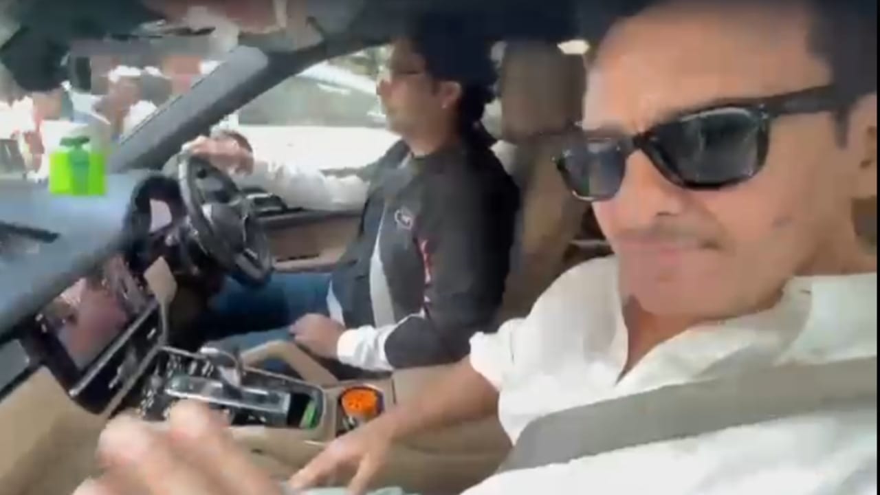 सैफ अली खान हा त्याच्या कारने लिलावती रुग्णालयातून घरी परतला. यावेळी तो कारमध्ये फ्रंट सीटवर बसला होता.