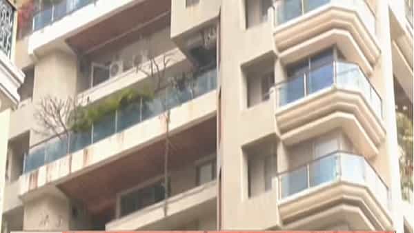 अभिनेता सैफ अली खानवर झालेल्या हल्ल्यानंतर त्याच्या सोसायटीच्या बाल्कनीत सध्या जाळी बसवण्याचे काम सुरू आहे. हल्ल्यानंतर परिसरात भीतीचं वातावरण निर्माण झालं आहे.