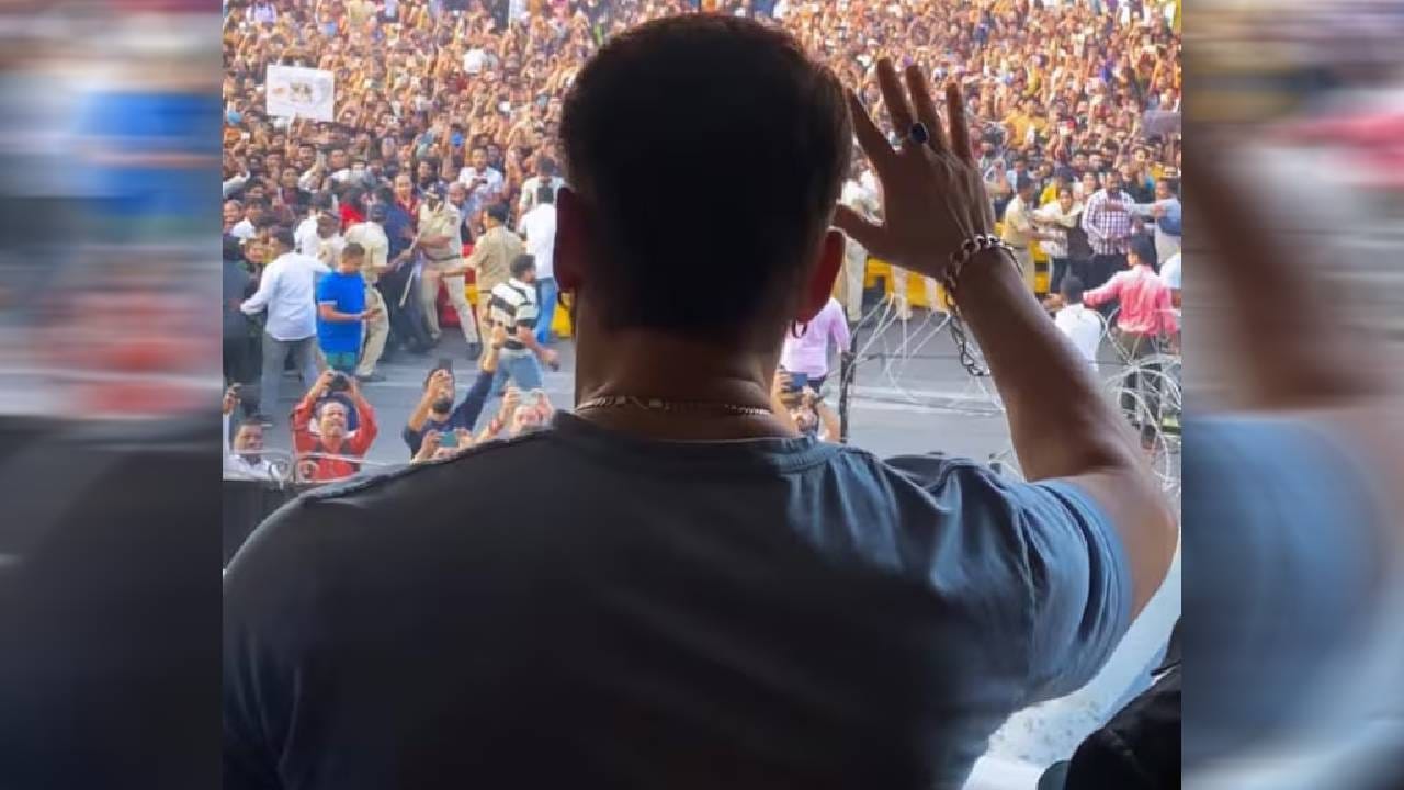  सलमान खानने वयाच्या 14 व्या वर्षी बॅकग्राउंड डान्सर म्हणून काम करायला सुरुवात केली. ताज हॉटेलमध्ये एका परफॉर्मन्सदरम्यान त्याला त्याची पहिली मेहनतीची कमाई मिळाली, तेव्हा त्याने 75 रुपये कमावले. 