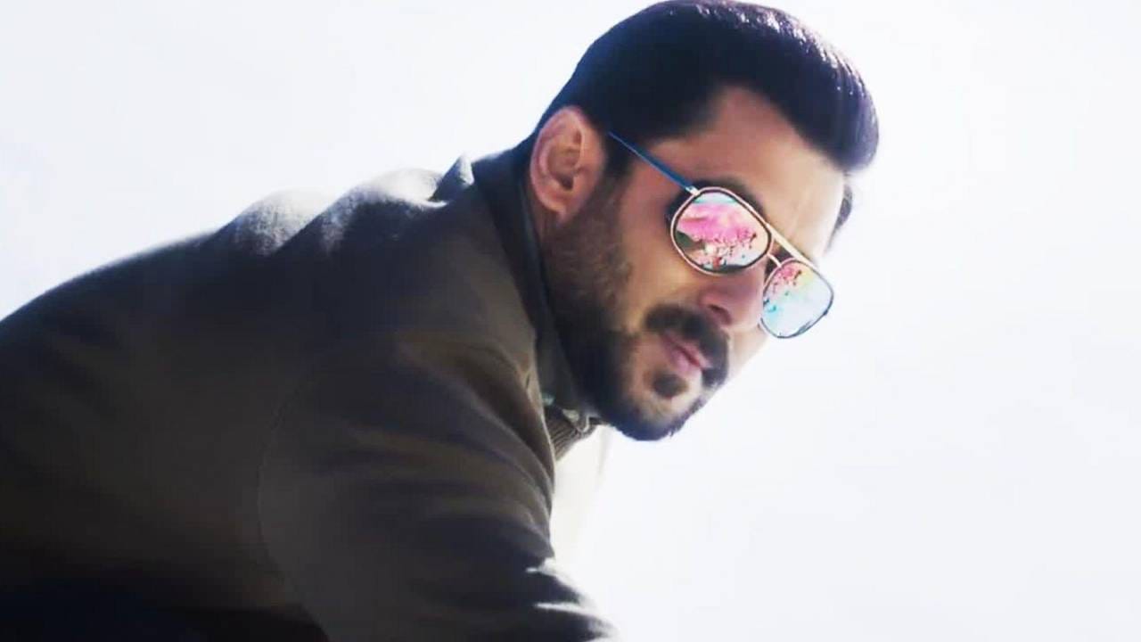 'बीवी हो तो ऐसी' हा  सलमानचा पहिला चित्रपट (1988) होता, ज्यामध्ये त्याची सहायक भूमिका होती. हा चित्रपट बॉक्स ऑफिसवर यशस्वी ठरला नाही आणि  सलमानला फारशी ओळख मिळाली नाही.