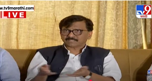 शिंदे आभार कोणाचे मानणार ? EVM चे का ? संजय राऊत यांचा टोला शिंदे आभार कोणाचे मानणार ? EVM चे का ? संजय राऊत यांचा टोला