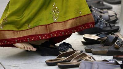 वारंवार बूट-चप्पल हरवत असतील तर या गोष्टीचे मिळतात अशुभ संकेत