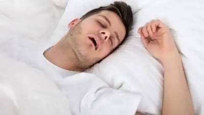 झोपताना तोंड उघडं ठेवताय? सावध व्हा; ही छोटी सवय बनू शकते मोठा आजार