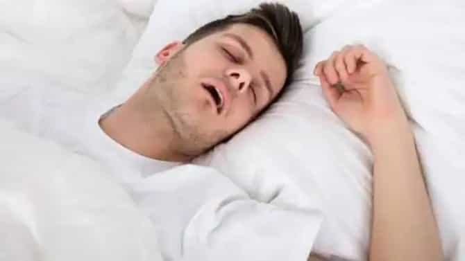 झोपताना तोंड उघडं ठेवताय? सावध व्हा; ही छोटी सवय बनू शकते मोठा आजार