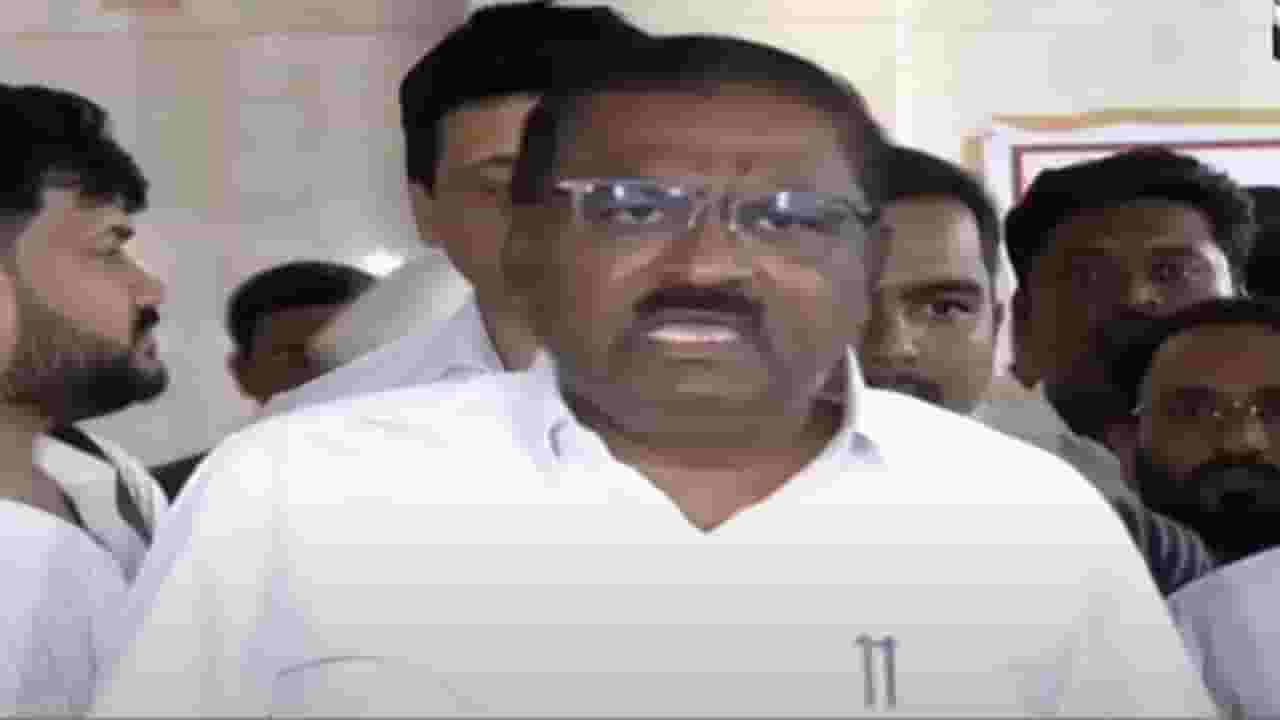 Suresh Dhas Video : सुरेश धस यांच्याकडून वाल्मिक कराडच्या मुलांवर गंभीर आरोप, 'घरातूनच 150 फोन जातात कसे?'