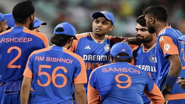 बीसीसीआय निवड समितीने इंग्लंडविरुद्धच्या टी 20i मालिकेसाठी 15 सदस्यीय संघ जाहीर केला आहे. बीसीसीयने दक्षिण आफ्रिकेविरुद्धच्या मालिकेतील 3 वेगवान गोलंदाज, 1 ऑलराउंडर आणि 1 विकेटकीपरला संधी दिलेली नाही. या 5 पैकी 3 खेळाडूंना तर खेळण्याचीही संधीही मिळालेली नाही. हे कोण आहेत? जाणून घेऊयात. (Photo Credit : Suryakumar Yadav X Account)