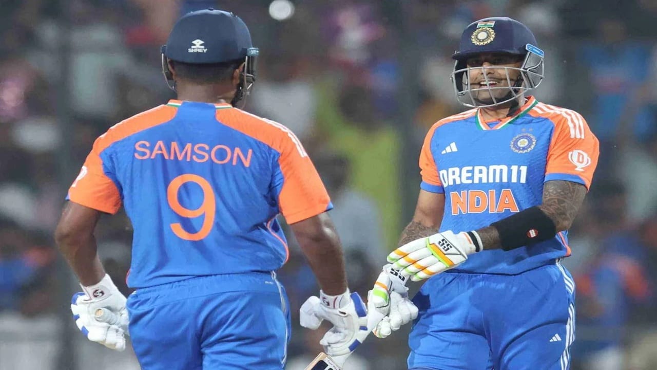 सूर्याला पहिल्या 2 सामन्यातही काही करता आलं नाही. सूर्या ईडन गार्डमध्ये खेळवण्यात आलेल्या पहिल्या सामन्यात झिरोवर ढेर झाला. तर चेन्नईत झालेल्या दुसऱ्या सामन्यात कर्णधाराने 12 धावा केल्या. (Photo Credit : Suryakumar Yadav X Account)