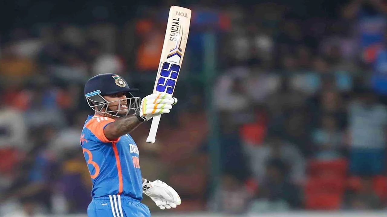 सूर्याला गेल्या 10  पैकी फक्त 5 वेळाच दुहेरी आकडा गाठता आला आहे. सूर्याने अनुक्रमे 8, 29, 8, 75, 21, 4, 1, 00, 12 आणि 14 अशा धावा केल्या आहेत. (Photo Credit : Suryakumar Yadav X Account)